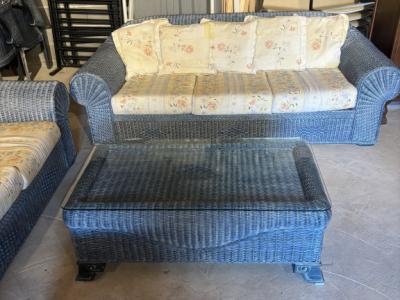 Rattan-Sofagarnitur mit Tischen