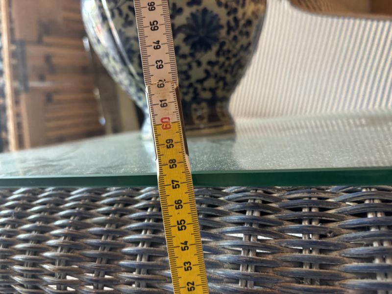 Rattan-Sofagarnitur mit Tischen