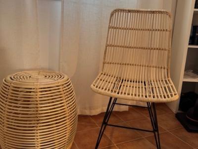 Rattan Stuhl und kleiner runder Rattan Tisch
