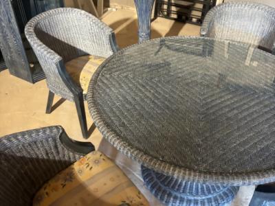 Rattan Tisch mit passenden Stühlen