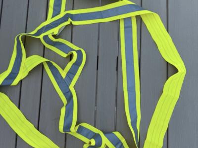 Reflective shoulder strap for bicycle or e-scooter