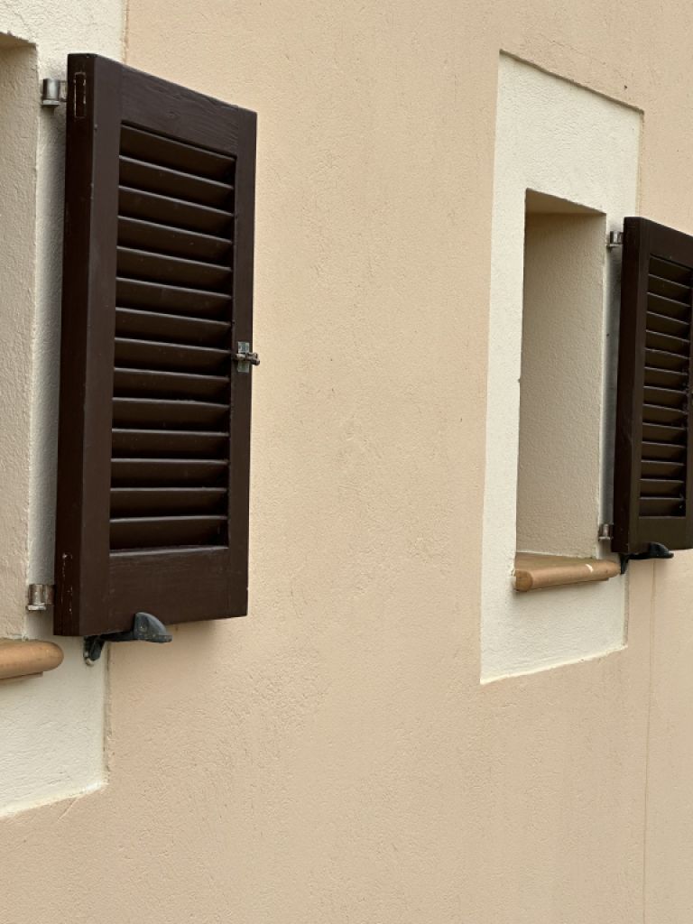 Refresh von Türen, Fensterläden (Persianas), Gartenmöbel aus Holz