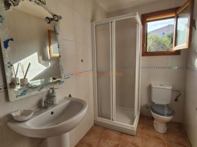 Reihenhaus-Chalet im Wohngebiet von Cala Mandia