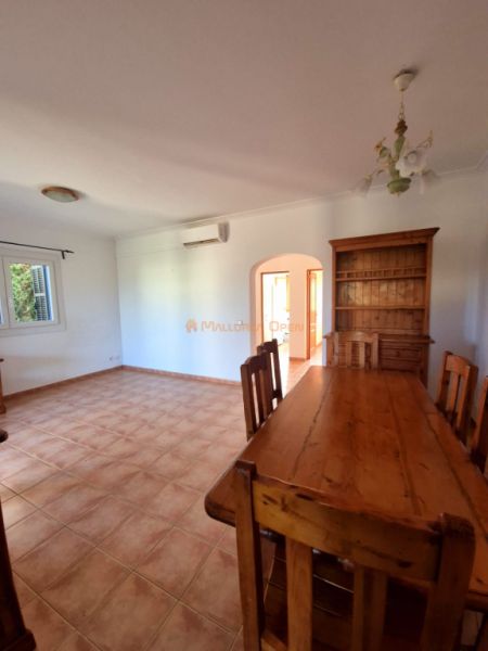 Reihenhaus-Chalet im Wohngebiet von Cala Mandia