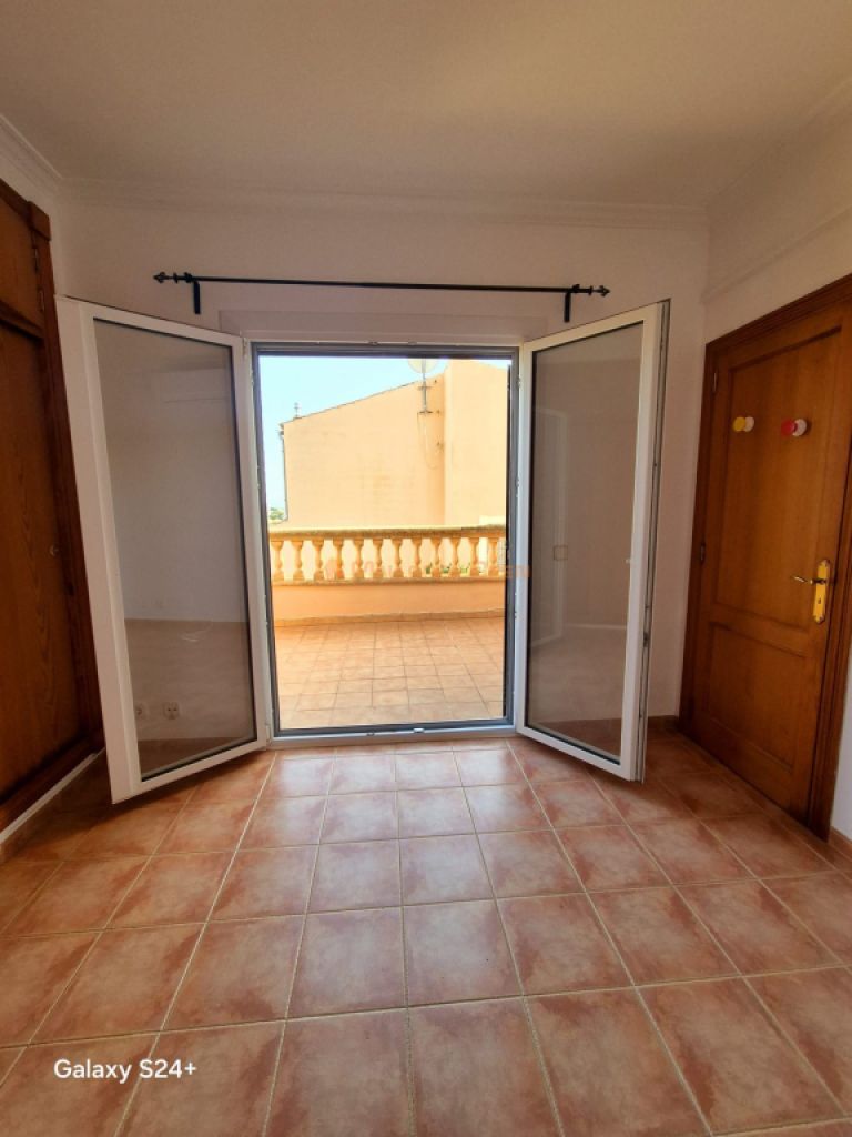 Reihenhaus-Chalet im Wohngebiet von Cala Mandia