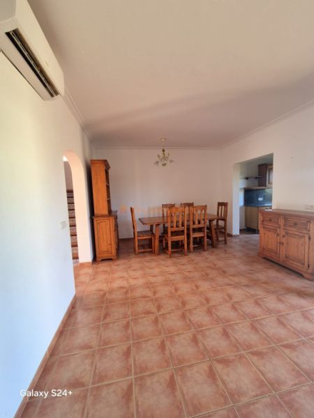 Reihenhaus-Chalet im Wohngebiet von Cala Mandia