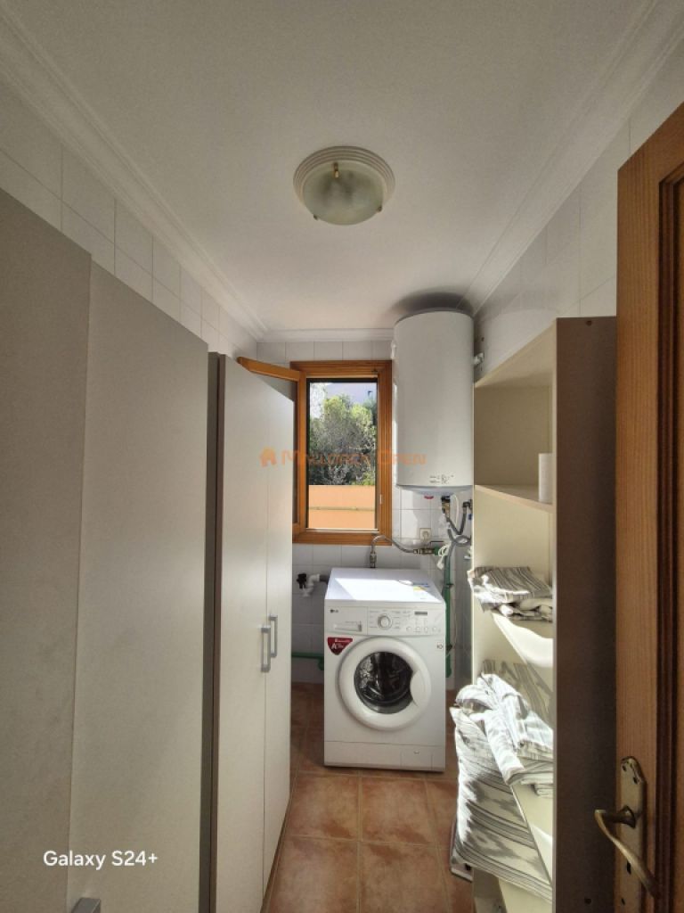 Reihenhaus-Chalet im Wohngebiet von Cala Mandia