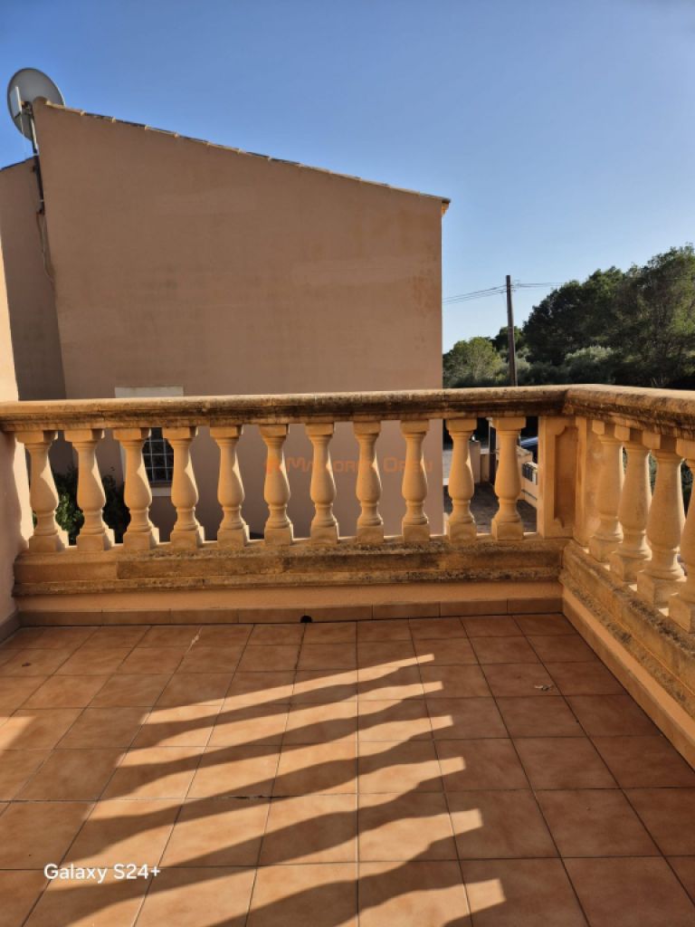 Reihenhaus-Chalet im Wohngebiet von Cala Mandia