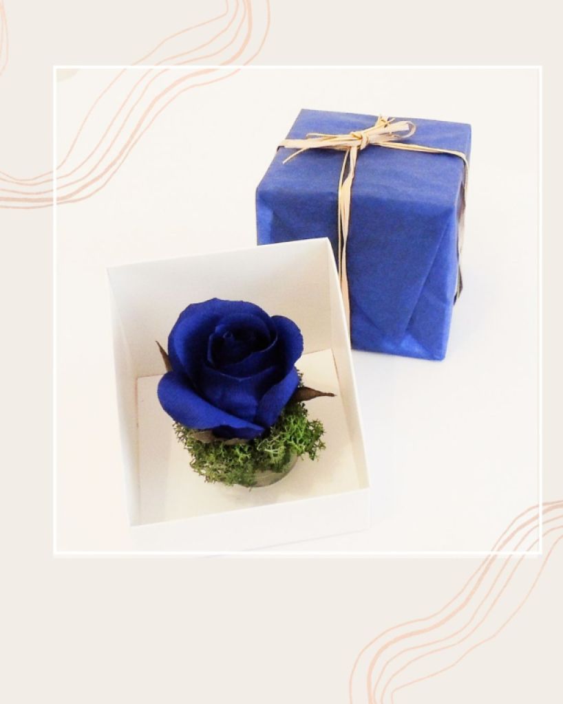 Rosa Krepppapier in Geschenkbox, mehrere Farben