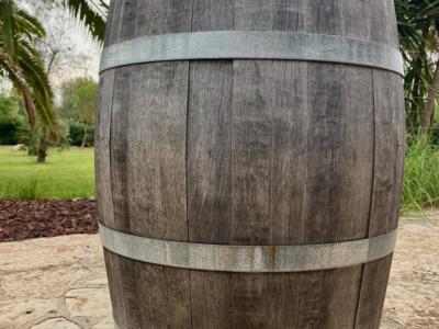 Rustikales Holz-Weinfass – dekorativ und vielseitig einsetzbar
