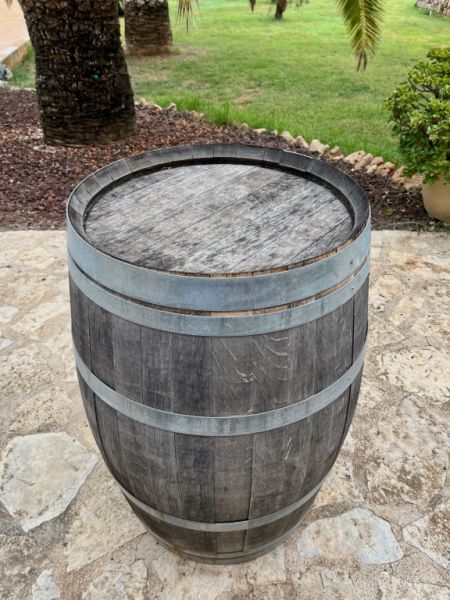 Rustikales Holz-Weinfass – dekorativ und vielseitig einsetzbar