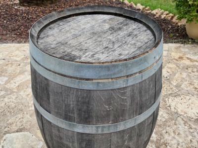 Rustikales Holz-Weinfass – dekorativ und vielseitig einsetzbar