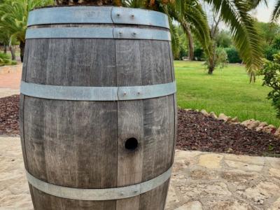 Rustikales Holz-Weinfass – dekorativ und vielseitig einsetzbar