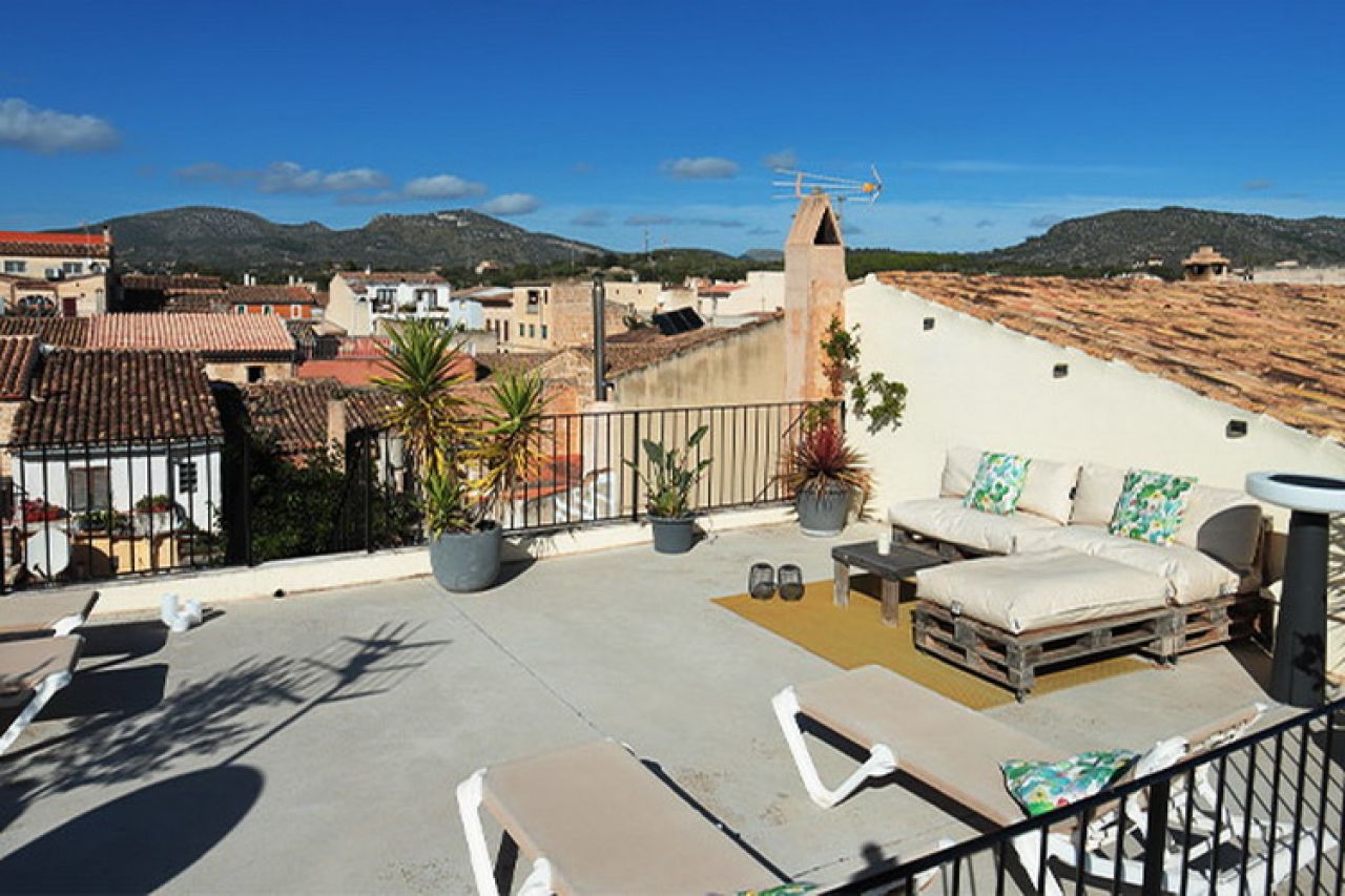 SEASON 25 / 26: Renovated, modern village house with courtyard in San Llorenc -- DH 08 WT