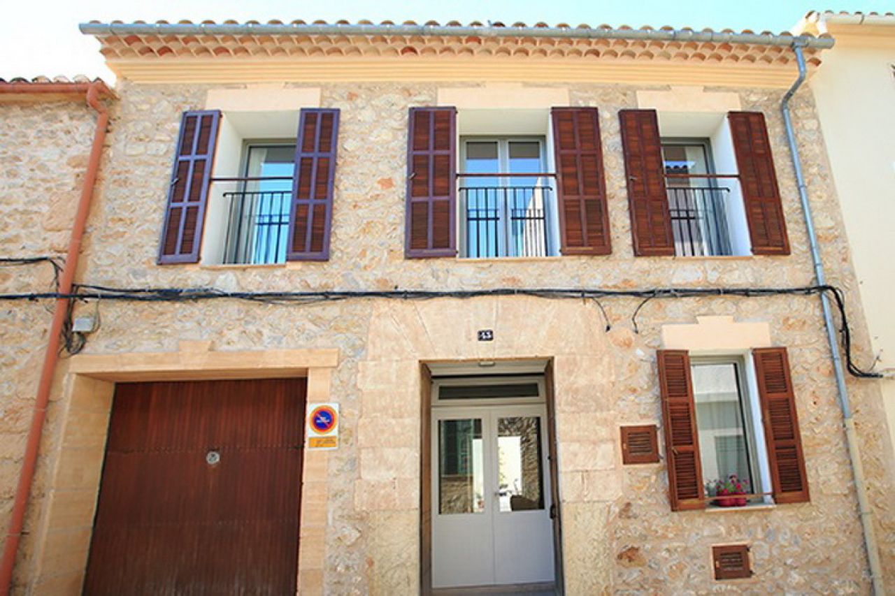 SEASON 25 / 26: Renovated, modern village house with courtyard in San Llorenc -- DH 08 WT