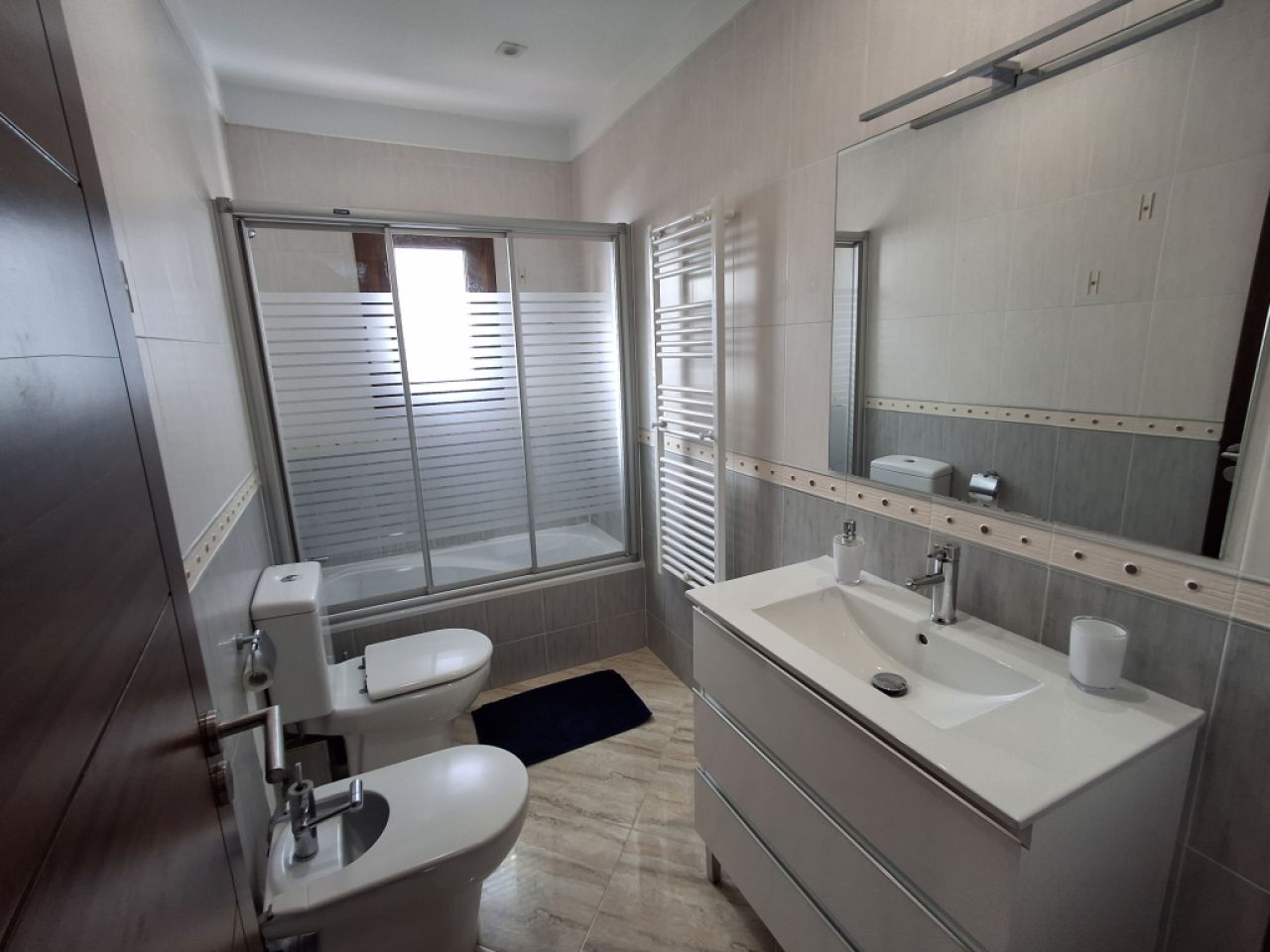 SAISON 26/27: Grosses Apartment mit Gemeinschaftspool in 1. Linie der Küste v Portocolom -- AP 403aT