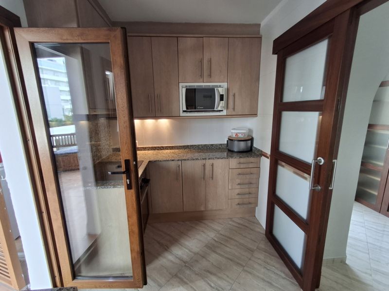 SAISON 26/27: Grosses Apartment mit Gemeinschaftspool in 1. Linie der Küste v Portocolom -- AP 403aT