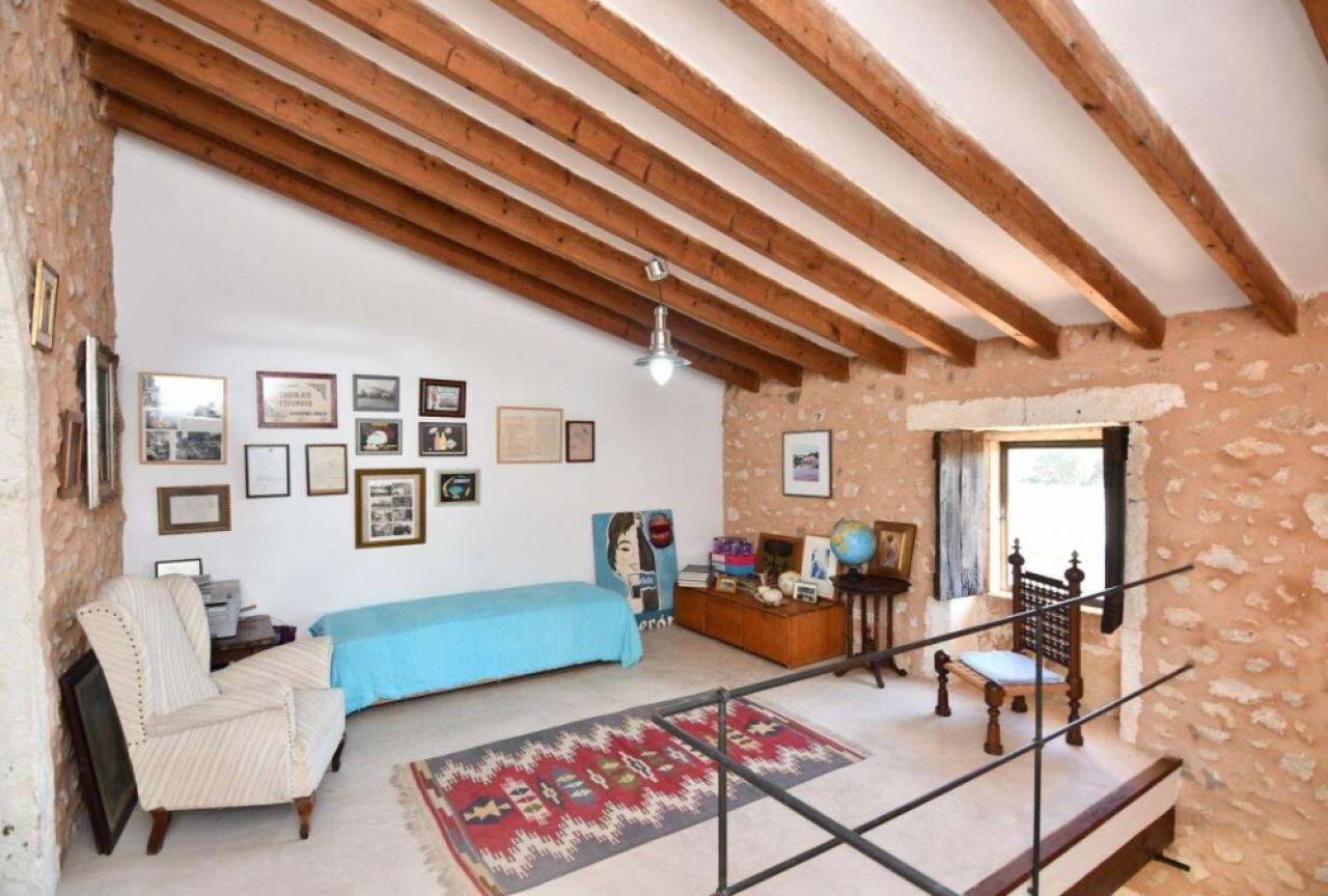 Season: Exceptional finca on 2 floors with oil central heating and mountain view near Cas Concos-- F 165 T