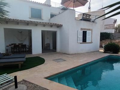 Saison: Chalet mit Fussbodenheizung, Garten und Pool in Cala LLombards -- CH 07 T