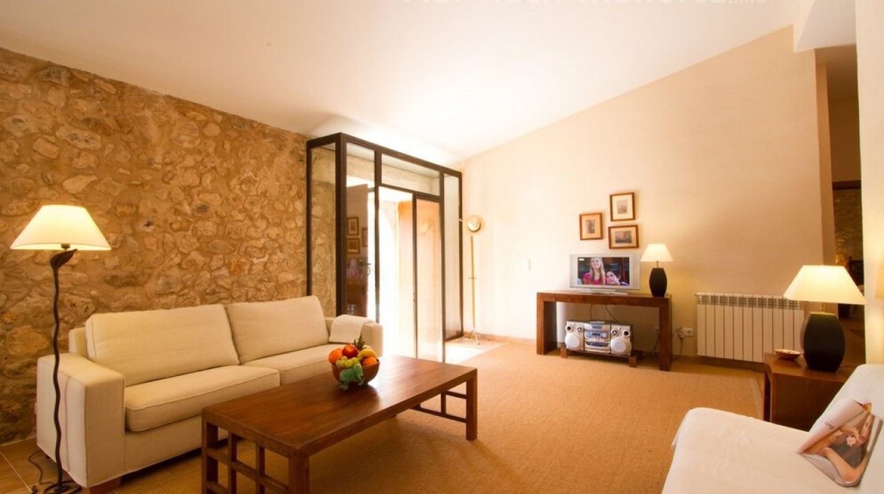 SAISON: Ebenerdige Finca mit Heizung und Gemeinschaftspool bei Manacor -- F 266 B