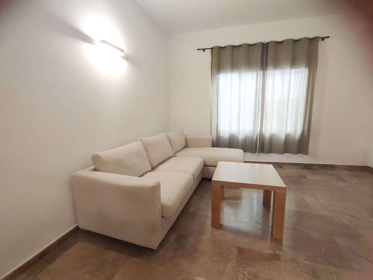 SAISON: Moderne 2 Etagenparterrewohnung ohne Terrasse  im Zentrum von Felanitx -- AP 26 T