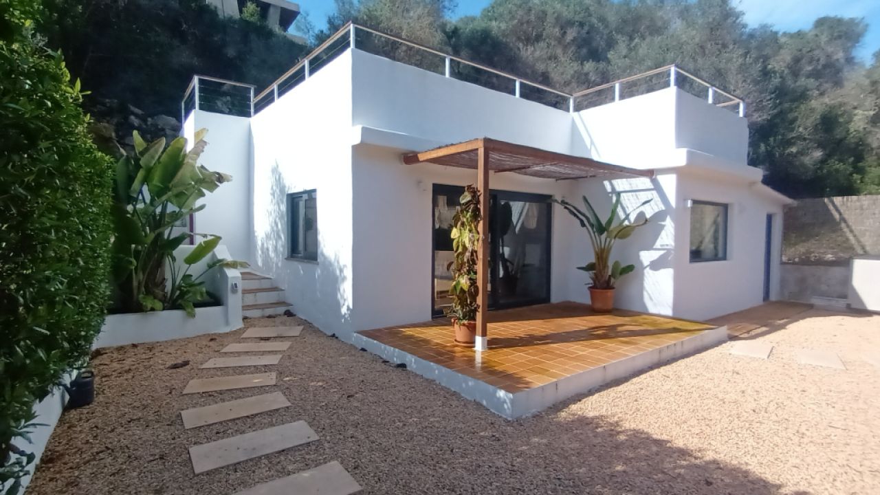 Temporada: Moderno chalet en planta baja en una zona boscosa cerca de la cala Cala LLombards --CH 12 T