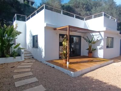 Temporada: Moderno chalet en planta baja en una zona boscosa cerca de la cala Cala LLombards --CH 12 T