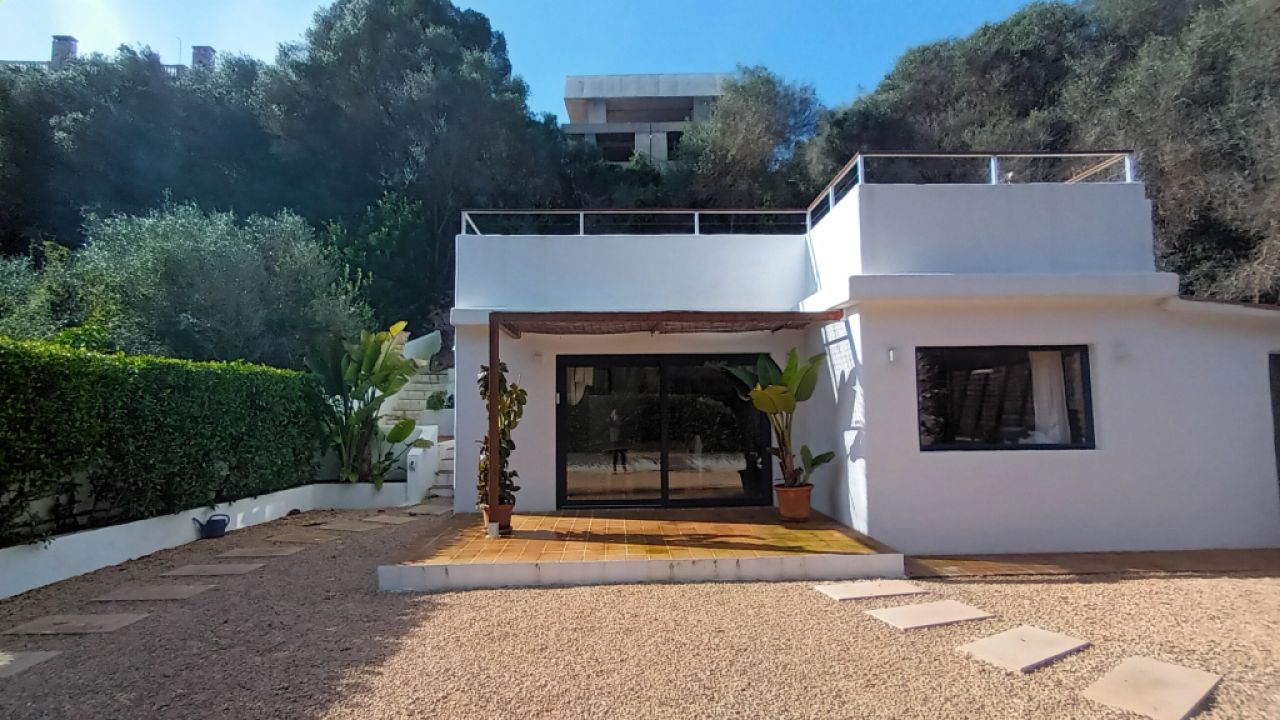 Temporada: Moderno chalet en planta baja en una zona boscosa cerca de la cala Cala LLombards --CH 12 T