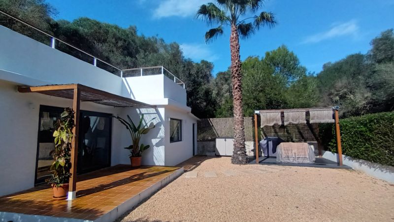 Temporada: Moderno chalet en planta baja en una zona boscosa cerca de la cala Cala LLombards --CH 12 T