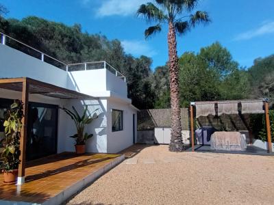 Temporada: Moderno chalet en planta baja en una zona boscosa cerca de la cala Cala LLombards --CH 12 T
