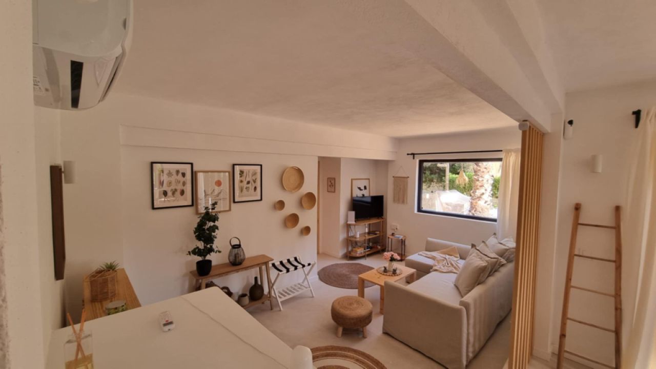 Temporada: Moderno chalet en planta baja en una zona boscosa cerca de la cala Cala LLombards --CH 12 T