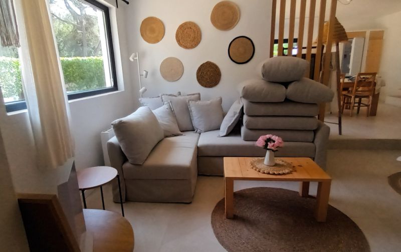 Temporada: Moderno chalet en planta baja en una zona boscosa cerca de la cala Cala LLombards --CH 12 T