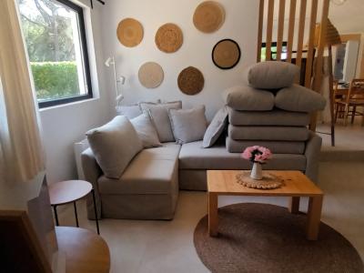 Temporada: Moderno chalet en planta baja en una zona boscosa cerca de la cala Cala LLombards --CH 12 T