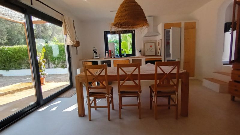 Temporada: Moderno chalet en planta baja en una zona boscosa cerca de la cala Cala LLombards --CH 12 T