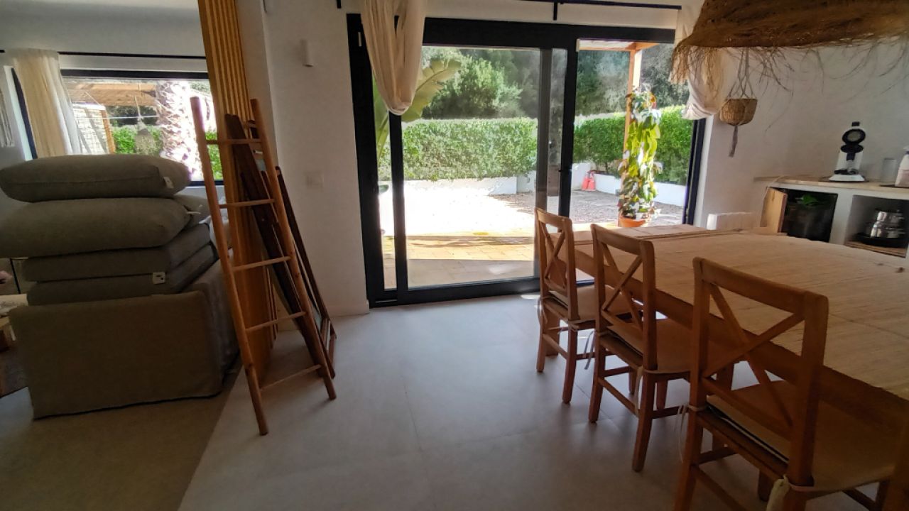 Temporada: Moderno chalet en planta baja en una zona boscosa cerca de la cala Cala LLombards --CH 12 T