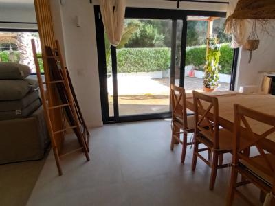 Temporada: Moderno chalet en planta baja en una zona boscosa cerca de la cala Cala LLombards --CH 12 T