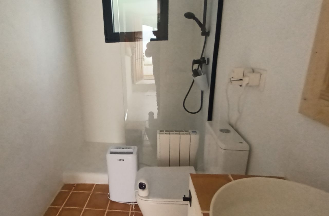 Temporada: Moderno chalet en planta baja en una zona boscosa cerca de la cala Cala LLombards --CH 12 T