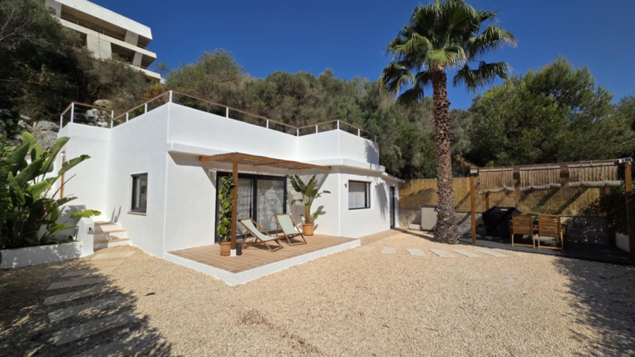 Temporada: Moderno chalet en planta baja en una zona boscosa cerca de la cala Cala LLombards --CH 12 T