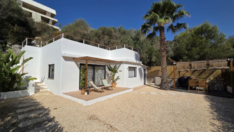 Temporada: Moderno chalet en planta baja en una zona boscosa cerca de la cala Cala LLombards --CH 12 T