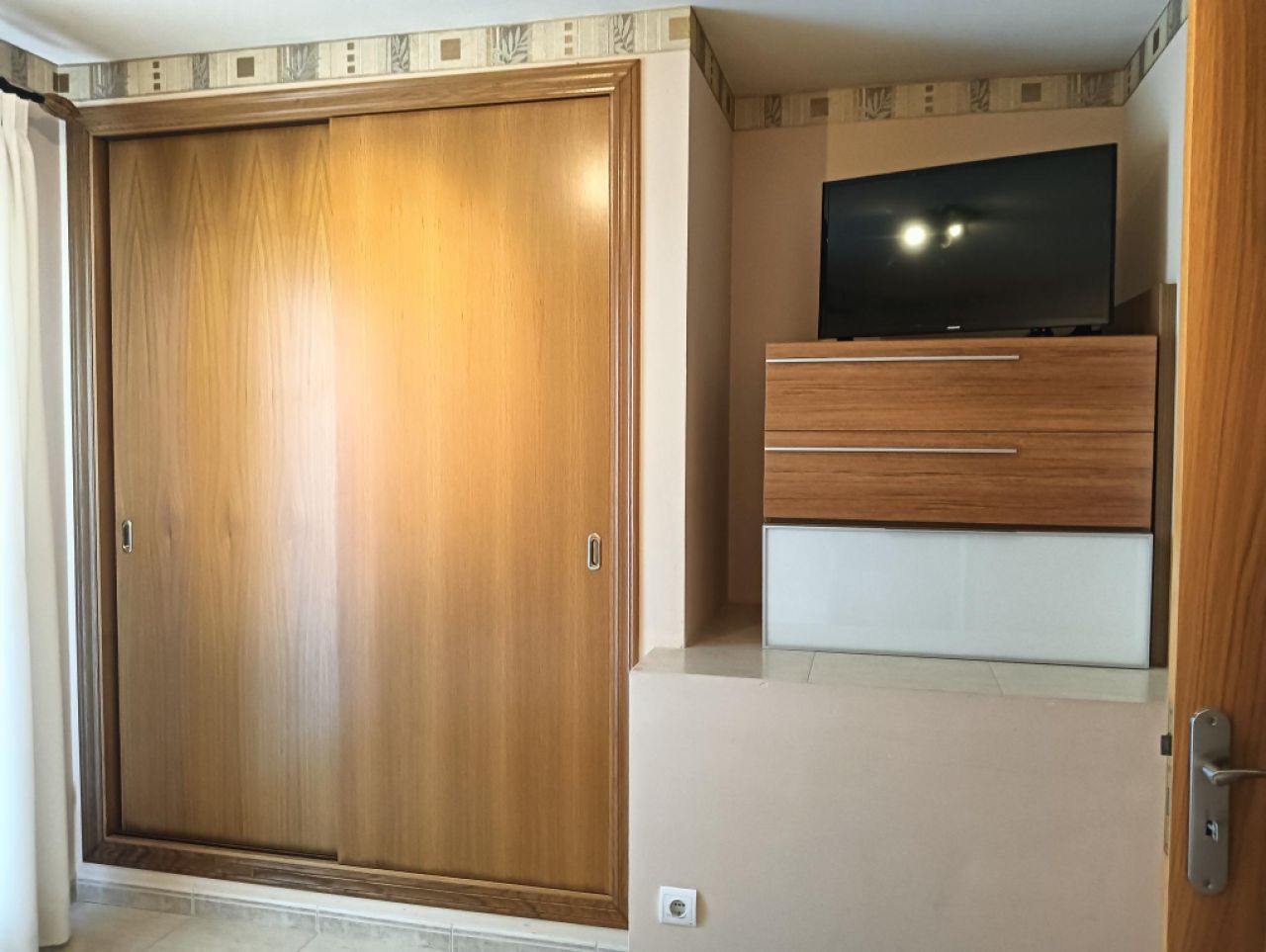 SAISON: Modernes Reihenhaus mit Pool in Son BIelo - Süden -- RH 06 T/WT