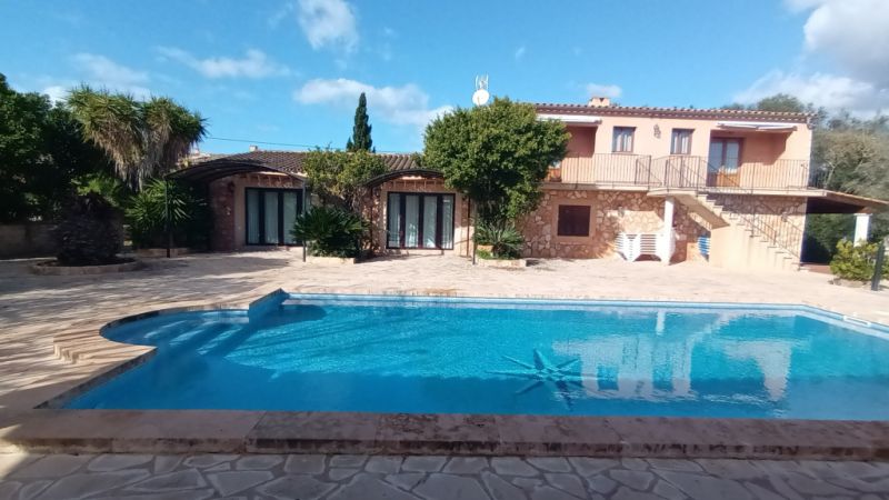 SEASON / WINTER: 4 country apartments with communal pool and AC in a settlement near Campos -- AP 23 T
