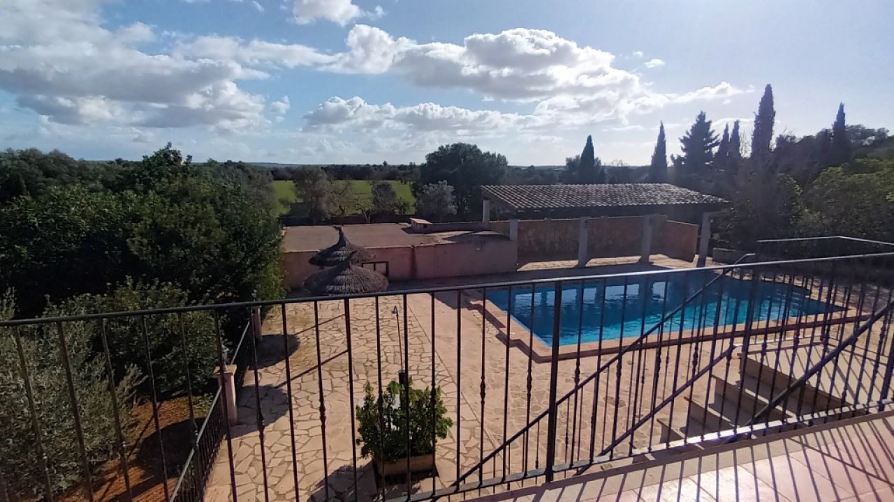 SEASON / WINTER: 4 country apartments with communal pool and AC in a settlement near Campos -- AP 23 T