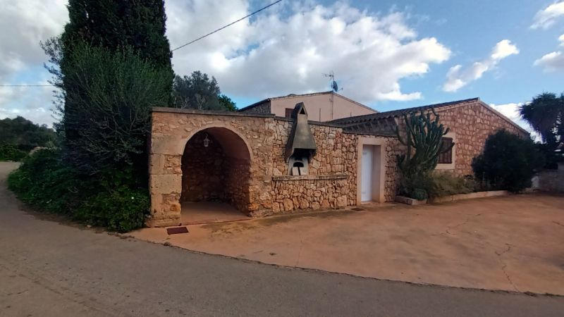 SEASON / WINTER: 4 country apartments with communal pool and AC in a settlement near Campos -- AP 23 T