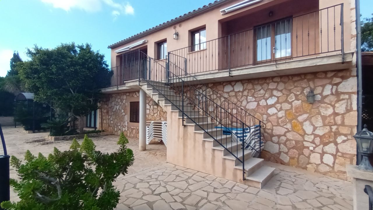 SEASON / WINTER: 4 country apartments with communal pool and AC in a settlement near Campos -- AP 23 T