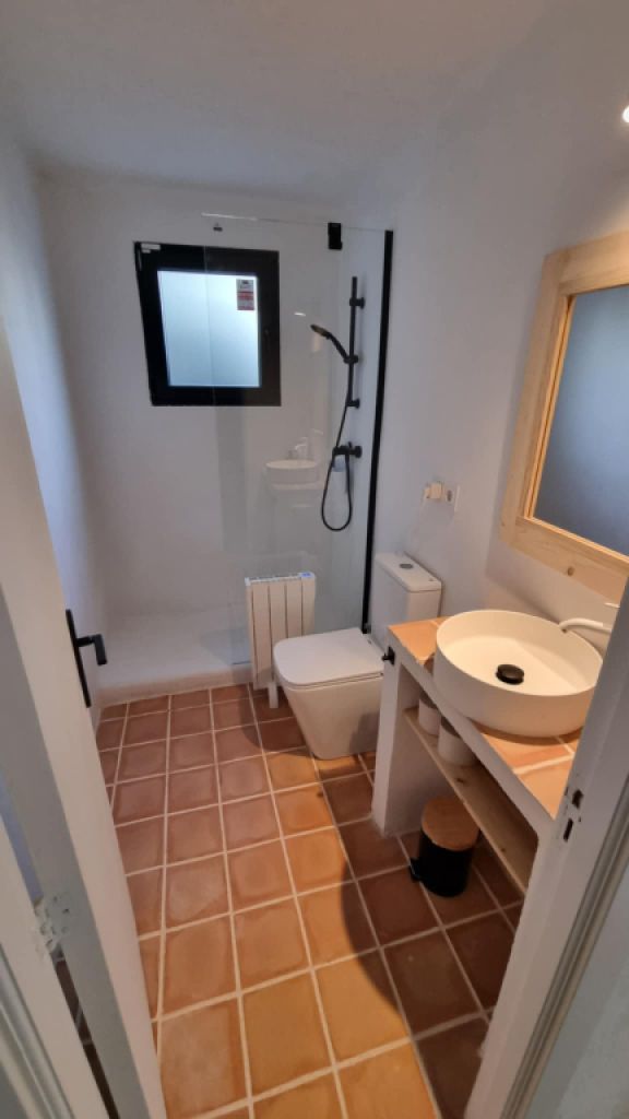 Saison/ Winter: Ebenerdiges, modernes Chalet in waldiger Zone an der  Bucht C LLombards-CH12