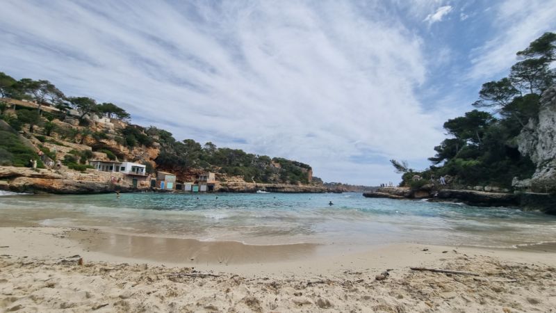 Saison/ Winter: Ebenerdiges, modernes Chalet in waldiger Zone an der  Bucht C LLombards-CH12