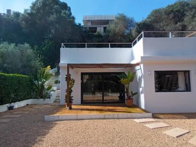 Saison/ Winter: Ebenerdiges, modernes Chalet in waldiger Zone an der  Bucht C LLombards-CH12