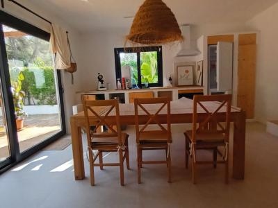Saison/ Winter: Ebenerdiges, modernes Chalet in waldiger Zone an der  Bucht C LLombards-CH12