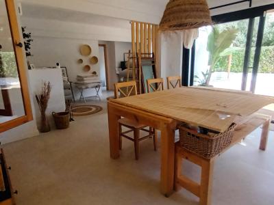 Saison/ Winter: Ebenerdiges, modernes Chalet in waldiger Zone an der  Bucht C LLombards-CH12