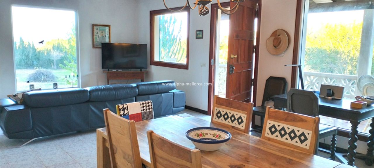 SANT JOAN (CENTRE OF THE ISLAND): Charming finca with pool, private well, guest apartment and 82 m2 shed